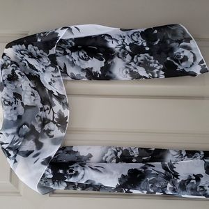 Scarf with black & white floral design